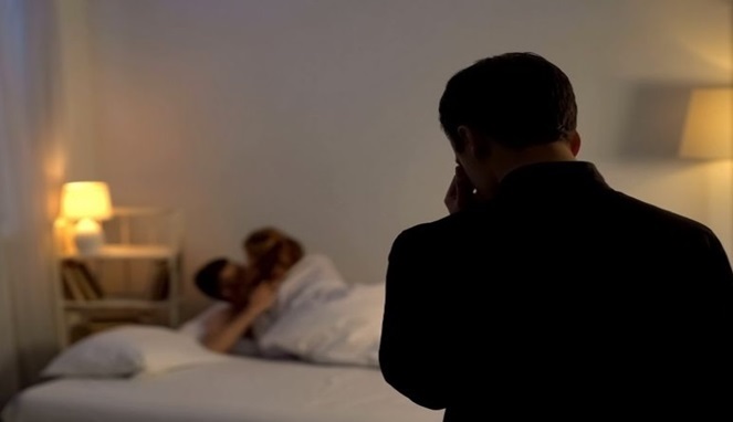 Suami Pulang Kerja, Istri Kepergok “Gandrang” dengan Pria Lain