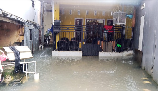 Hujan Deras Tak Berhenti, Jalan Insinyur Sutami Jadi Kolam Dadakan