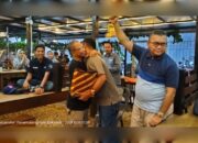 Penuh Haru, Pimpinan PT Nirvana Niaga Sejahtera Sambut Karyawan yang Masuk Islam