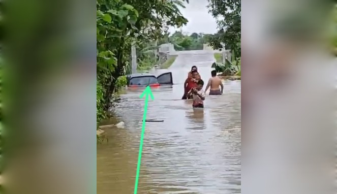 Nekat Terobos Banjir, Mobil Nyaris Hanyut di Desa Moncongloe