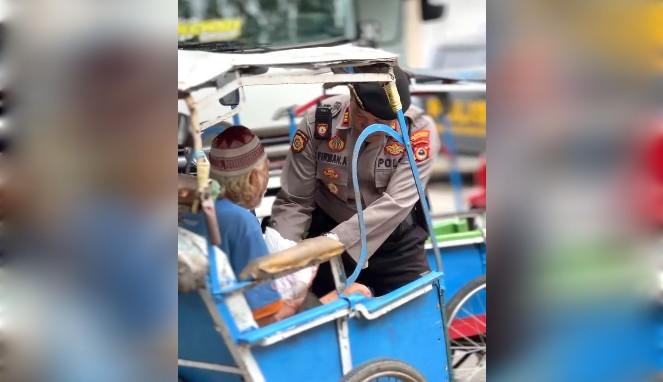 Patroli Berbagi: Polres Pelabuhan Makassar Hadirkan Kepedulian di Tengah Masyarakat