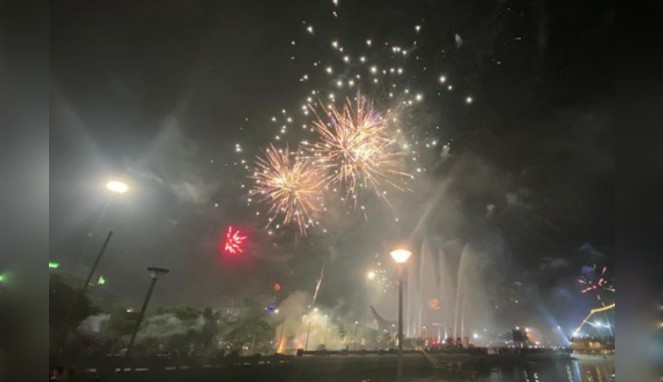 Semangat Warga Makassar Sambut 2025 Meski Diguyur Hujan