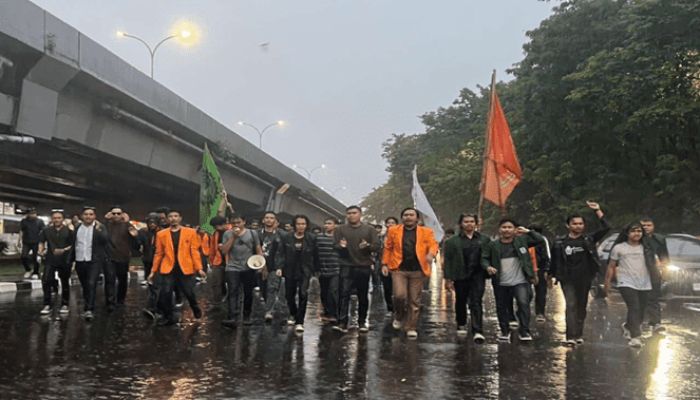 Mahasiswa Makassar Gelar Aksi Evaluasi 100 Hari Kerja Prabowo-Gibran
