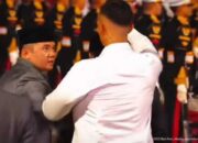 Teguran Kontroversial: Seskab Mayor Teddy Dikritik karena Larang Paspampres Payungi Prabowo