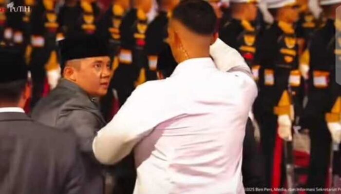 Teguran Kontroversial: Seskab Mayor Teddy Dikritik karena Larang Paspampres Payungi Prabowo