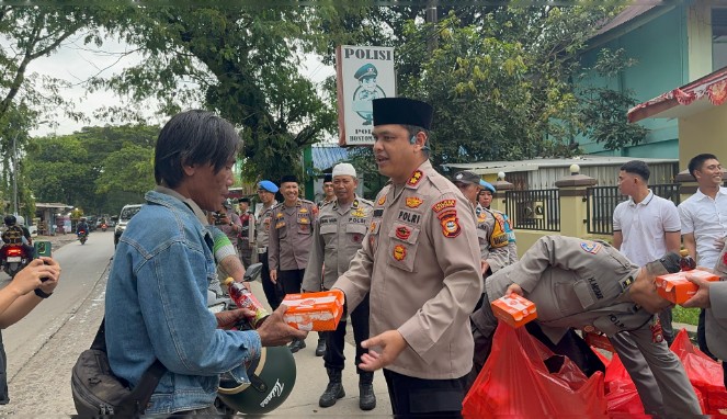 Hangatnya Ramadan Polsek Bontomarannu Berbagi Takjil
