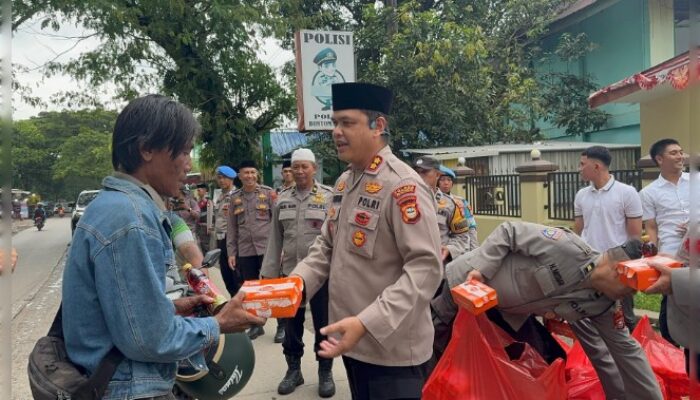 Polres Gowa Berbagi Takjil di Bulan Ramadan