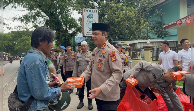 Polres Gowa Berbagi Takjil di Bulan Ramadan