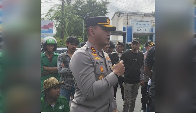 Kapolres Makassar Turun Tangan di Aksi Buruh