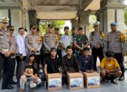 Bagikan Paket Lebaran untuk Pengamen Jalanan