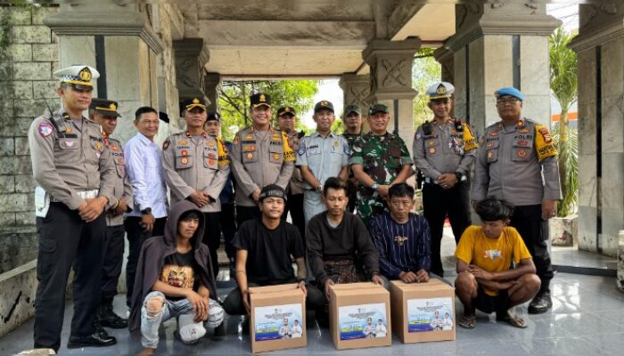 Bagikan Paket Lebaran untuk Pengamen Jalanan