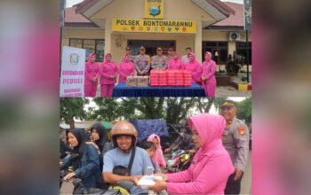 Polsek Bontomarannu dan Bhayangkari Berbagi Takjil di Bulan Ramadan