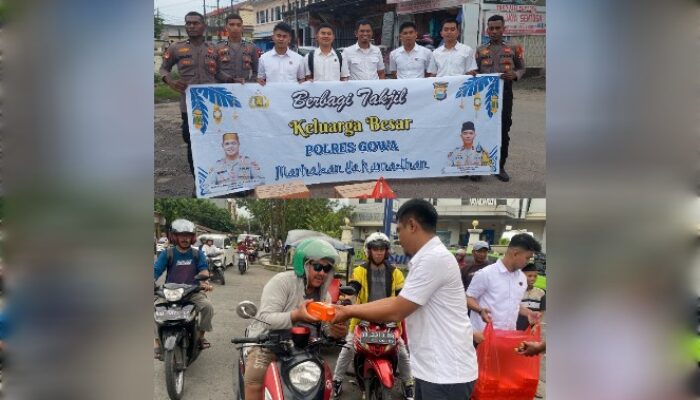 Peduli Sesama Satreskrim Polres Gowa Turun ke Jalan Bagikan Takjil