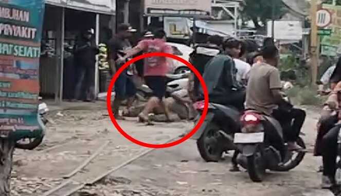 Aksi Brutal! Debt Collector Digebuki Massa di Tengah Jalan