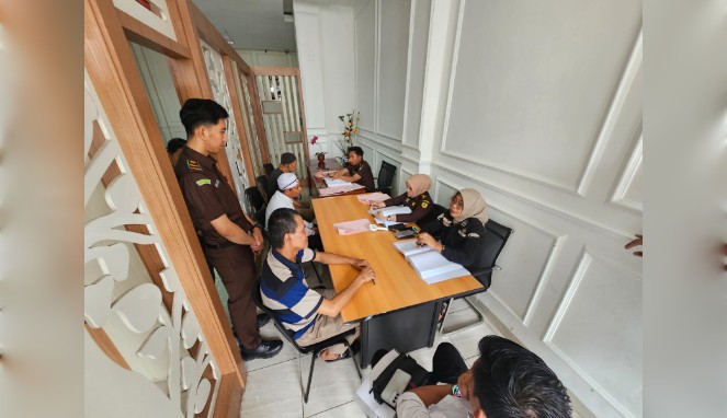 Polres Gowa Serahkan Tiga Tersangka Kasus Uang Palsu ke Kejaksaan