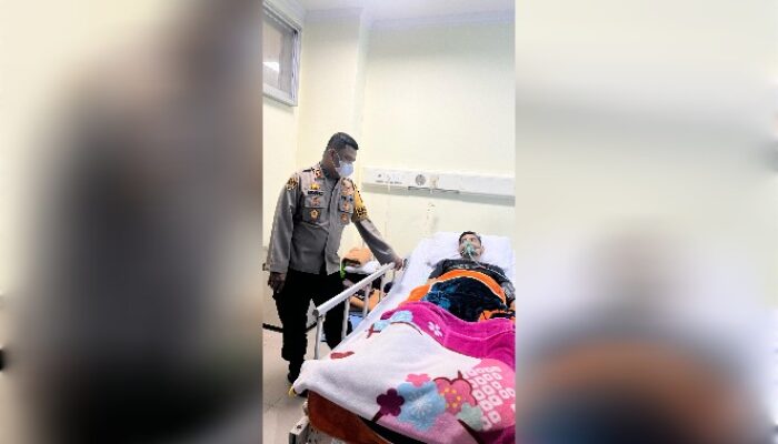 Kapolres Gowa Jenguk Anggota yang Dirawat di RS Unhas