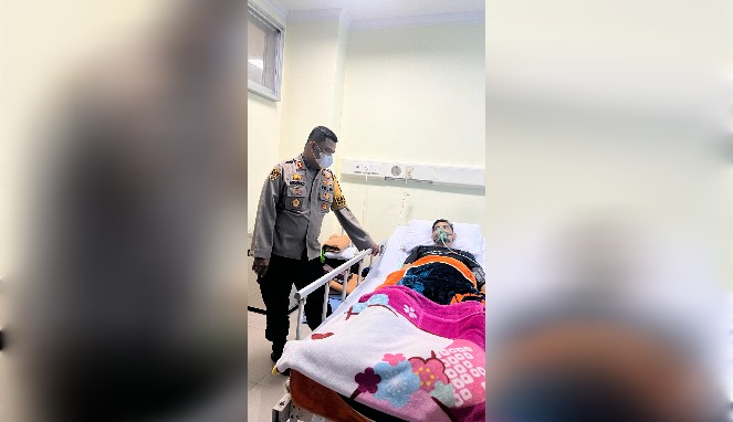 Kapolres Gowa Jenguk Anggota yang Dirawat di RS Unhas