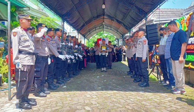 AIPTU Widjaya Batewa Dimakamkan dengan Upacara Kehormatan oleh Polres Gowa