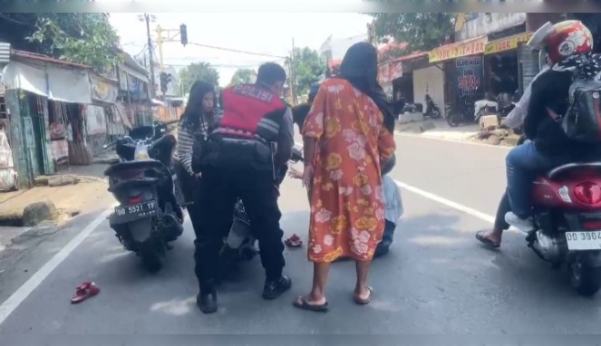 Polisi Gowa Bantu Ibu Hamil Korban Kecelakaan