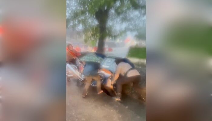 Bentor Terjatuh ke Got Polwan Gowa Lakukan Pertolongan Cepat