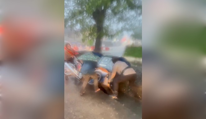 Bentor Terjatuh ke Got Polwan Gowa Lakukan Pertolongan Cepat