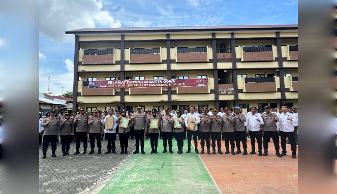 Polres Gowa Beri Penghargaan kepada Polwan atas Aksi Kemanusiaan Bantu Pengendara Bentor