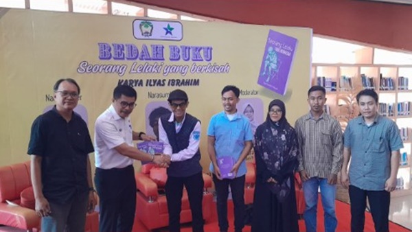 Bedah Buku "Seorang Lelaki yang Berkisah", Ilyas Ibrahim Gunakan Sastra untuk Pendidikan