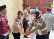 Polwan Polres Gowa Tunjukkan Sisi Humanis saat Amankan Keberangkatan Jemaah Haji Kloter 5 dan 6