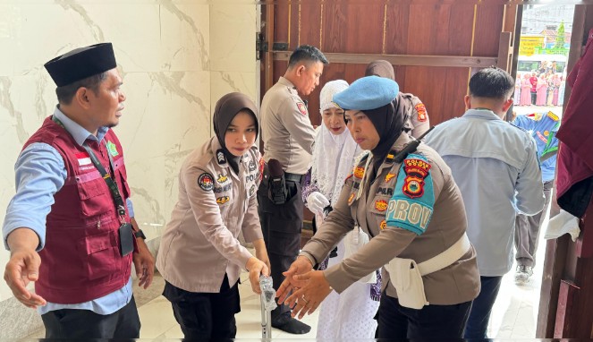 Polwan Polres Gowa Tunjukkan Sisi Humanis saat Amankan Keberangkatan Jemaah Haji Kloter 5 dan 6