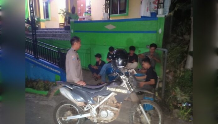 Bhabinkamtibmas Desa Lembang Loe Himbau Pemuda Saat Patroli Dialogis di Wilayah Binaannya