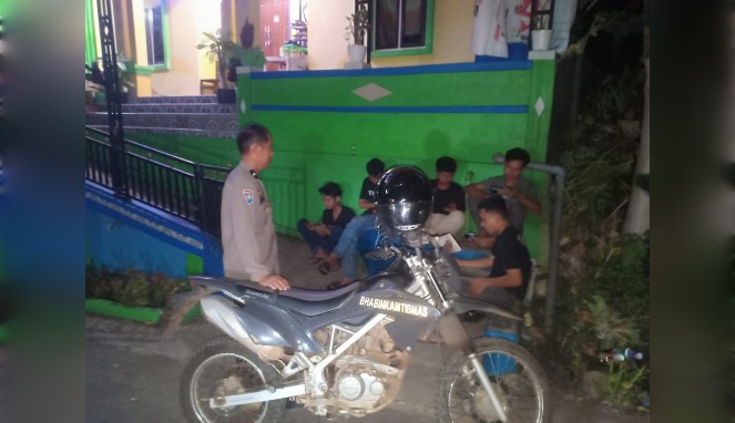 Bhabinkamtibmas Desa Lembang Loe Himbau Pemuda Saat Patroli Dialogis di Wilayah Binaannya
