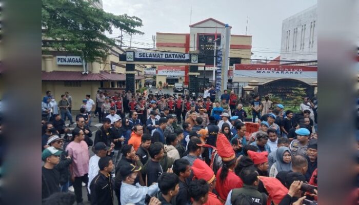 Imunitas Dilanggar, Koalisi Advokat Sulsel Kepung Polrestabes Makassar