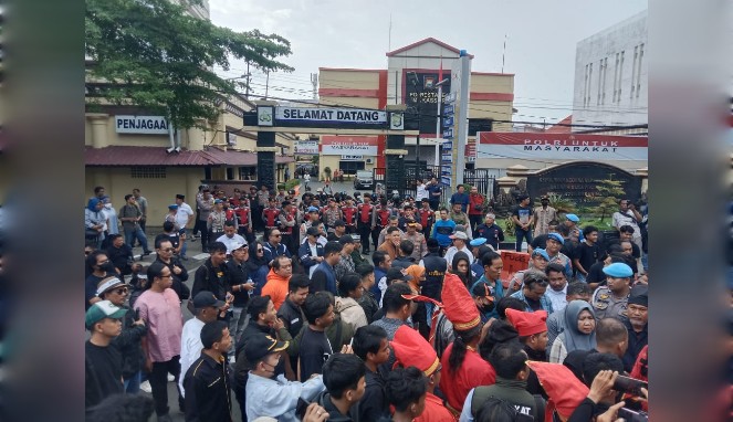 Imunitas Dilanggar, Koalisi Advokat Sulsel Kepung Polrestabes Makassar