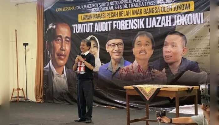 Roy Suryo Tampil Percaya Diri di Tengah Sorotan, Deklarasi Dukungan Muncul di Gedung Joang