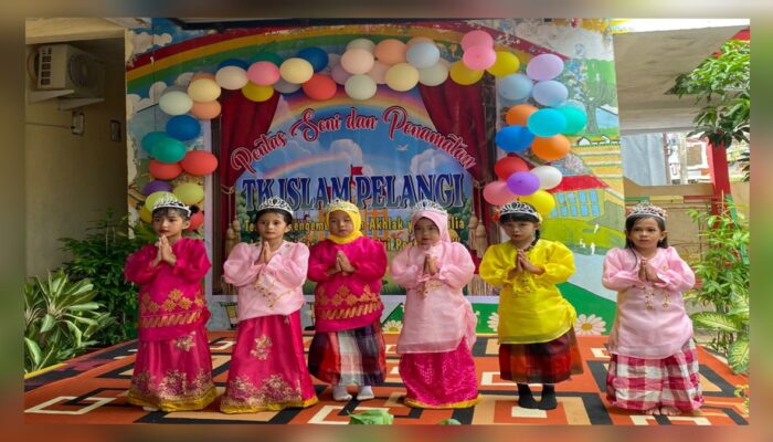 Anak-anak TK Islam Pelangi Borong Tampil Menggemaskan di Pentas Seni dan Penamatan