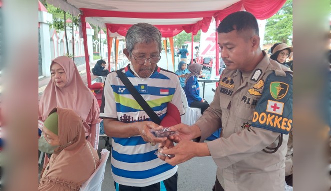 Kacamata Gratis dari Polres Gowa Disambut Hangat Para Lansia