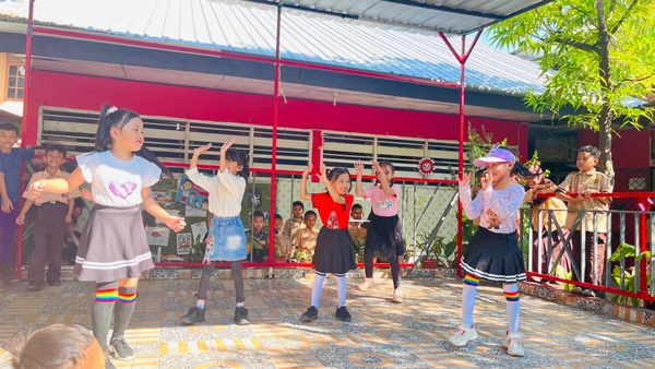 Kolaborasi Seni di SDN Borong Makassar, Bunda Pustaka Rayakan HAN dan Hari Puisi