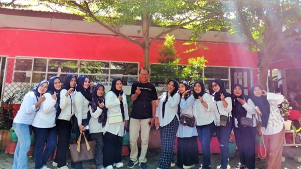 Komunitas Bunda Pustaka SDN Borong Makassar berpose bersama dengan seorang tokoh penggerak literasi Rusdin Tompo