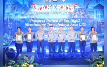 Kapolda Sulsel Apresiasi Kinerja Polantas Serahkan Penghargaan di Rakernis 2025