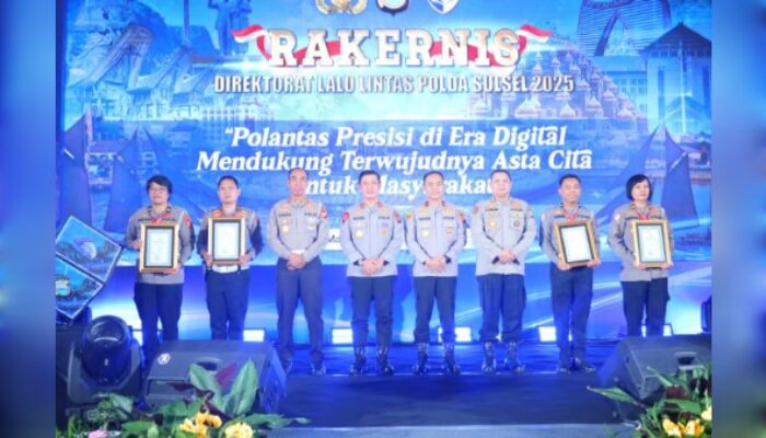 Kapolda Sulsel Apresiasi Kinerja Polantas Serahkan Penghargaan di Rakernis 2025