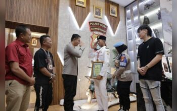 Kapolres Gowa Beri Penghargaan untuk Nadhif, Putra Daerah Pengibar Bendera Pusaka di Istana Merdeka