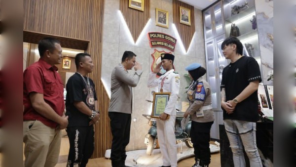 Kapolres Gowa Beri Penghargaan untuk Nadhif, Putra Daerah Pengibar Bendera Pusaka di Istana Merdeka