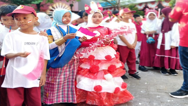 Karnaval HUT RI SDN Borong Makassar Meriah dan Penuh Kreativitas