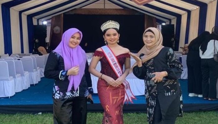 Kirana Sahira Yuswan Pukau Penonton dengan Busana Terakota di Fort Rotterdam
