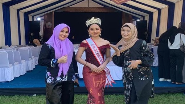 Kirana Sahira Yuswan Pukau Penonton dengan Busana Terakota di Fort Rotterdam