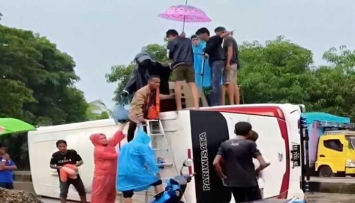 Bus Rombongan Umrah Terbalik di Jalan Poros Pangkep-Barru, Penumpang Selamat