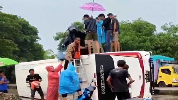 Bus Rombongan Umrah Terbalik di Jalan Poros Pangkep-Barru, Penumpang Selamat