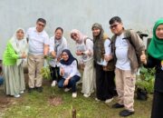 Sejumlah Dosen dan Komunitas Malebi Tanam Pohon di SD Inpres Kelapa Tiga 1 Makassar