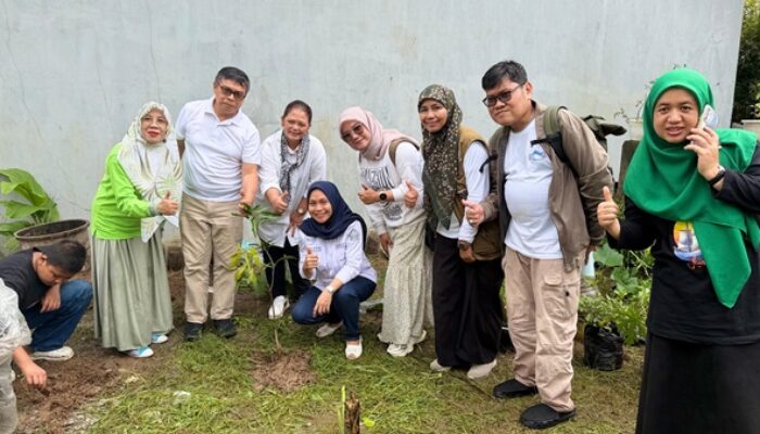 Sejumlah Dosen dan Komunitas Malebi Tanam Pohon di SD Inpres Kelapa Tiga 1 Makassar