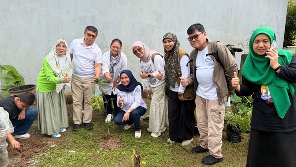 Sejumlah Dosen dan Komunitas Malebi Tanam Pohon di SD Inpres Kelapa Tiga 1 Makassar